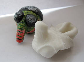 На форму нанесено 3 шари силіконового компаунду КопіПаста (затвердіння кожного шару - близько 30-40 хвилин)