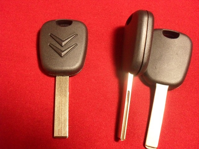 Ключ Citroen з чіпом PCF7936 ID46 HU83 лезо збоку проріз