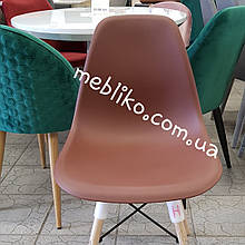 Обідній стілець AC-016W (Eames Chair) коричневий (темний) пластик