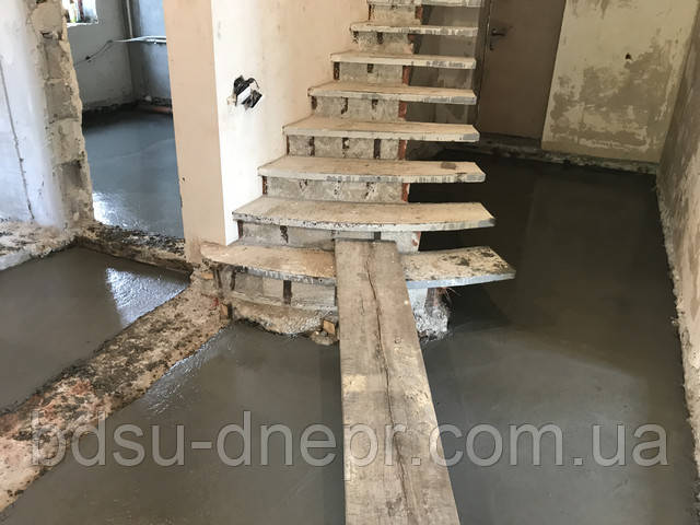 Бетонна підлога в звичайному будинку Бетонна стяжка підлоги у Дніпрі