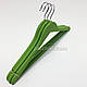 Дерев'яні плічка вішаки для одягу c покриттям soft-touch зеленого кольору, довжина 450 мм, в упаковці 3 штуки, фото 3