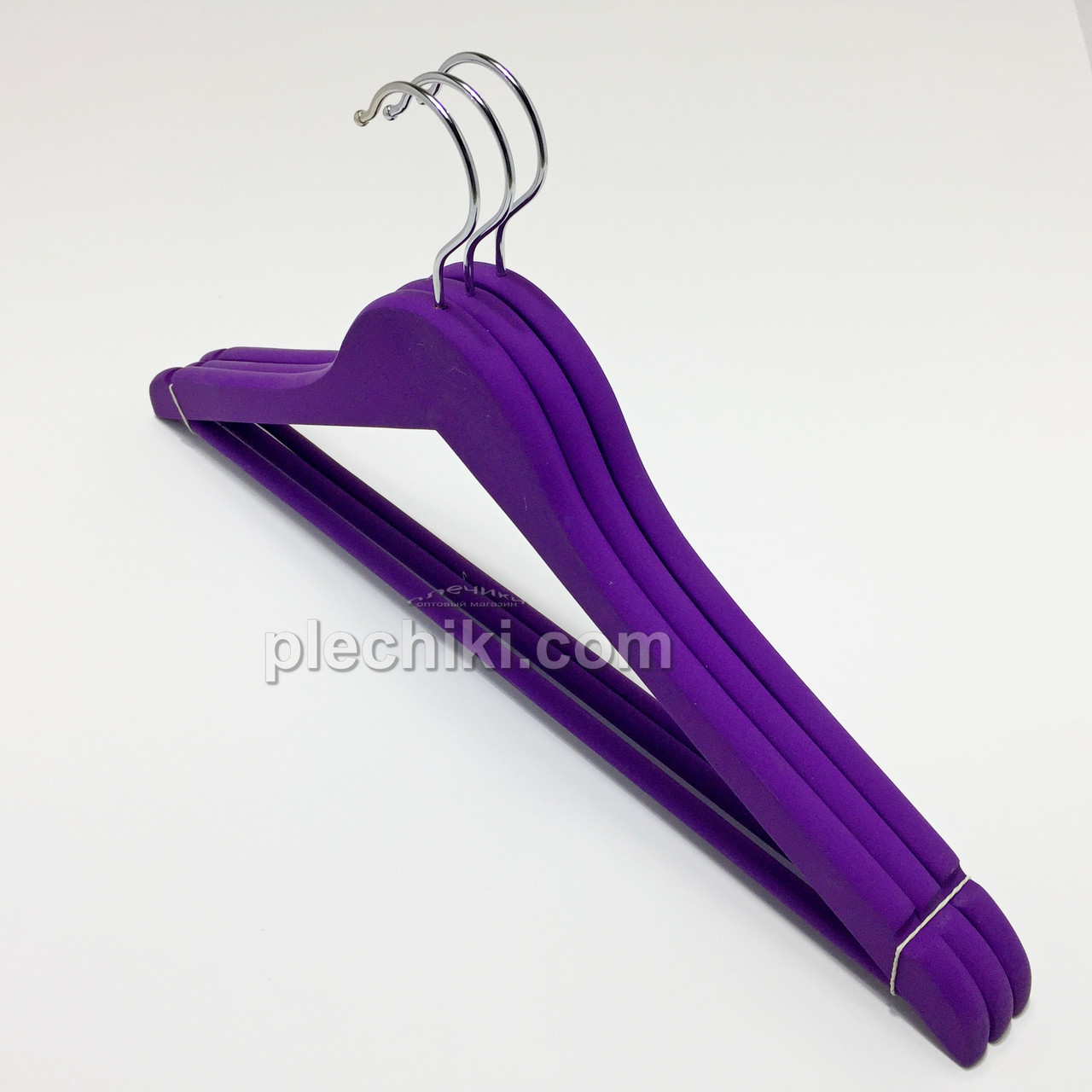 Дерев'яні плічка вішалки тремтевого з покриттям soft-touch фіолетового кольору, у пакованні 3 штуки, фото 1