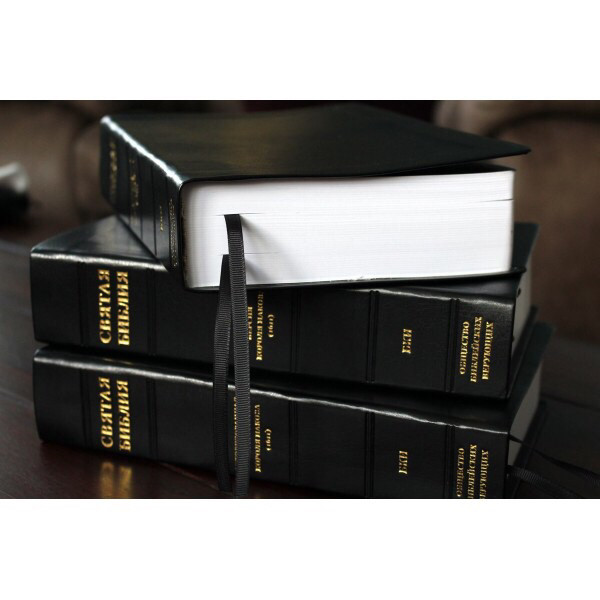 Библия короля Иакова чёрного цвета, 17х25 см, без замочка, цветные карты, две закладки, фото 1