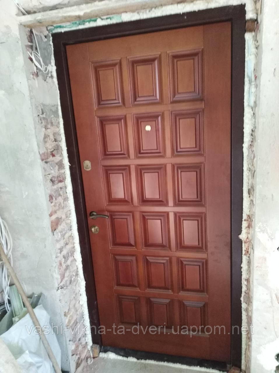 Двері вхідні металеві з дубовими накладками і склопакетом - фото 4 - id-p2256098
