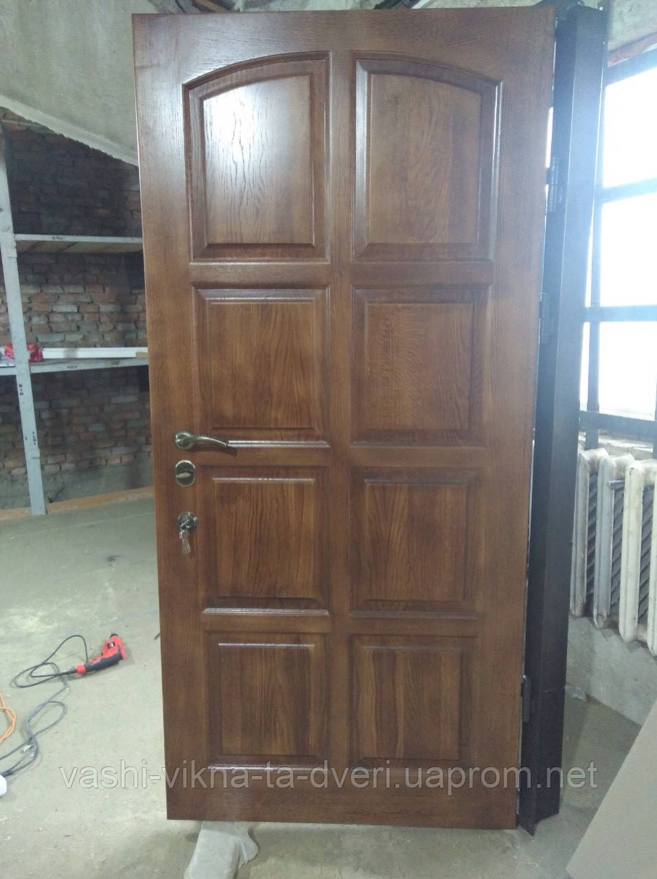 Двері вхідні металеві з дубовими накладками і склопакетом - фото 1 - id-p2256098