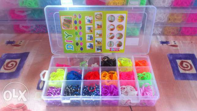 Набори гумок 1200 шт. для плетіння браслетів в органайзері. Вибір року., фото 1