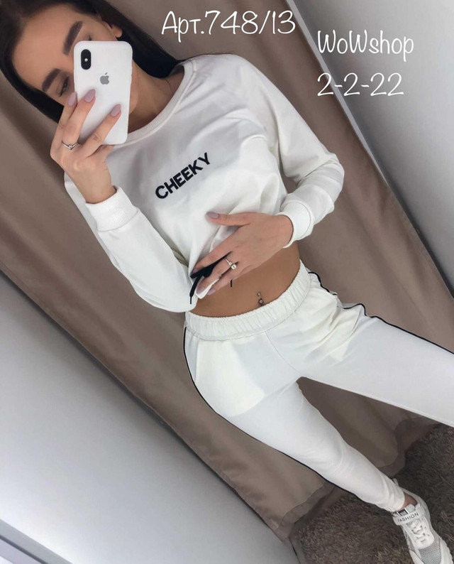 Модный женский костюм спортивный