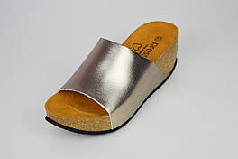 Шльопанці на високій танкетці золотисті Presso 687607