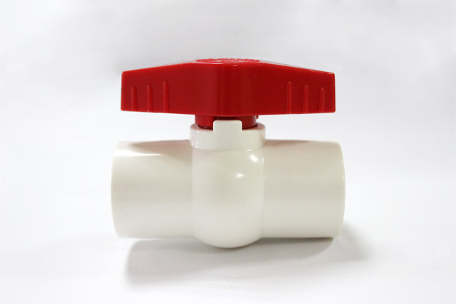 Кран шаровый пластиковый 1/2"  резьба ВР ,белый пластик, фото 1