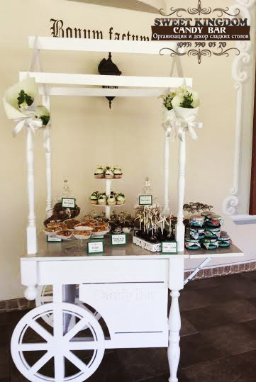 Весільний цукерковий стіл (Candy bar) на візку в стилі французької тематики