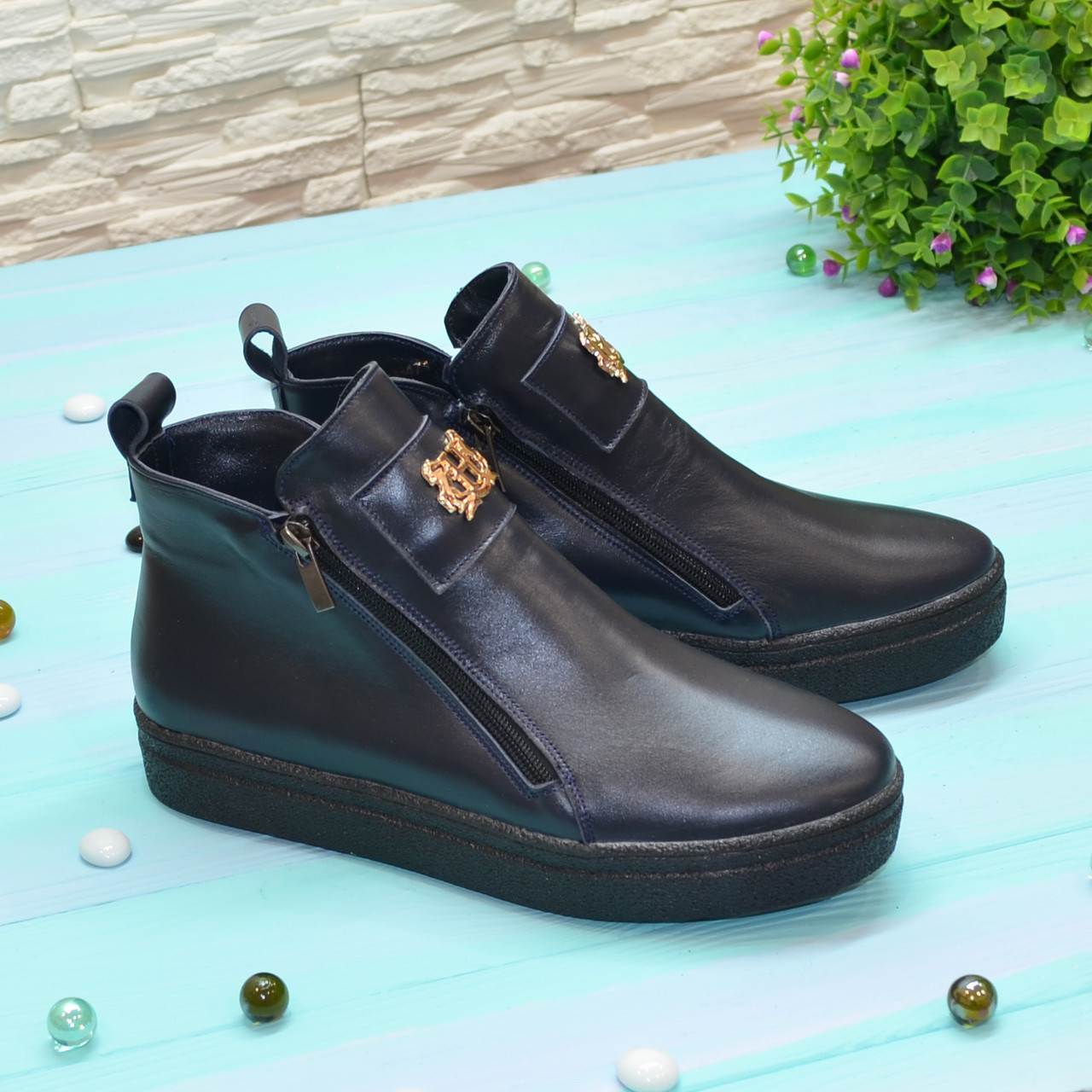 Жіночі шкіряні черевики на товстій підошві, декоровані фурнітурою. Колір синій, фото 1