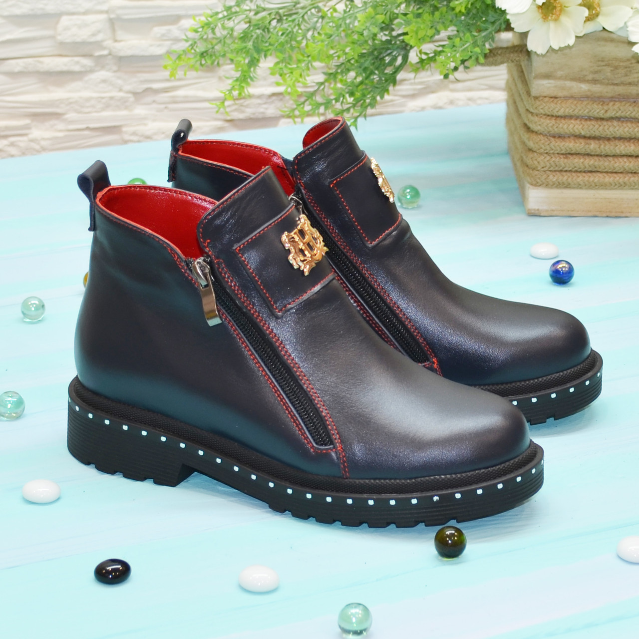 Жіночі шкіряні черевики на маленькому підборах, декоровані фурнітурою. Колір синій, фото 1