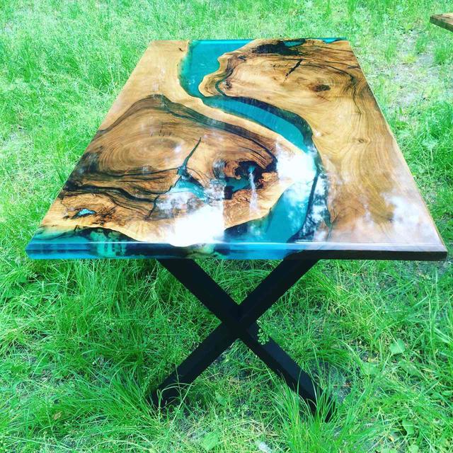 Реакція між компонентами незворотня, наполегливо рекомендуємо спочатку потренуватися на невеликих пробних зразках - вибрати оптимальну для Ваших цілей технологію. У разі помилки - смола буде зіпсована. Витрати композиції - 2,2 кг на 1 м кв отримаєте товщину виробу 2 мм. Пропорція змішування вказана на тарі компонентів, а саме: (33:100), де 100 гр - це компонент 