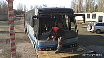Производство и замена лобового стекла триплекс на автобусе Mercedes A 747  в Никополе (Украина). 1