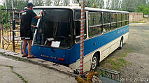 Производство и замена лобового стекла триплекс на автобусе Икарус 260 (Ikarus 260)  в Никополе (Украина). 1