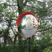 Сферичне дзеркало для безпечного виїзду на дорогу.