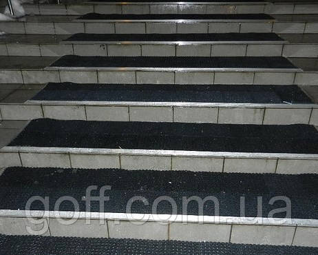 Протиковзне покриття на щаблях