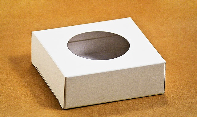 Коробочка "Стандарт" з вікном біла М0001-о16