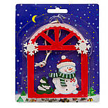 Ялинкова іграшка фігурка Сніговик у віконці, 13х15 см, червоний, дерево (060375-2), фото 2