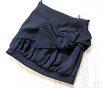 Шкільна форма спідниця чорна, коротка, з бантом і складками.