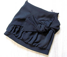 Шкільна форма — спідниця чорна, коротка, з бантом і складками.