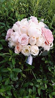 Весільний букет кремово-білих троянд