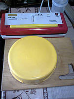 Сыр в завакуумированном пакете для вызревания- идеально обтянут и в этом случае снижается вероятность роста плесени под пакетом.