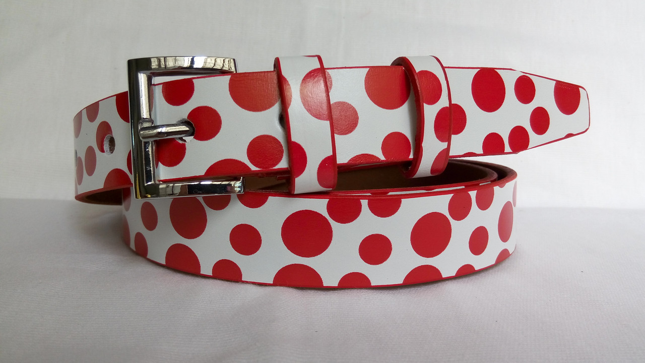 Шкіряний жіночий ремінь 25 мм білий в червоний горошок