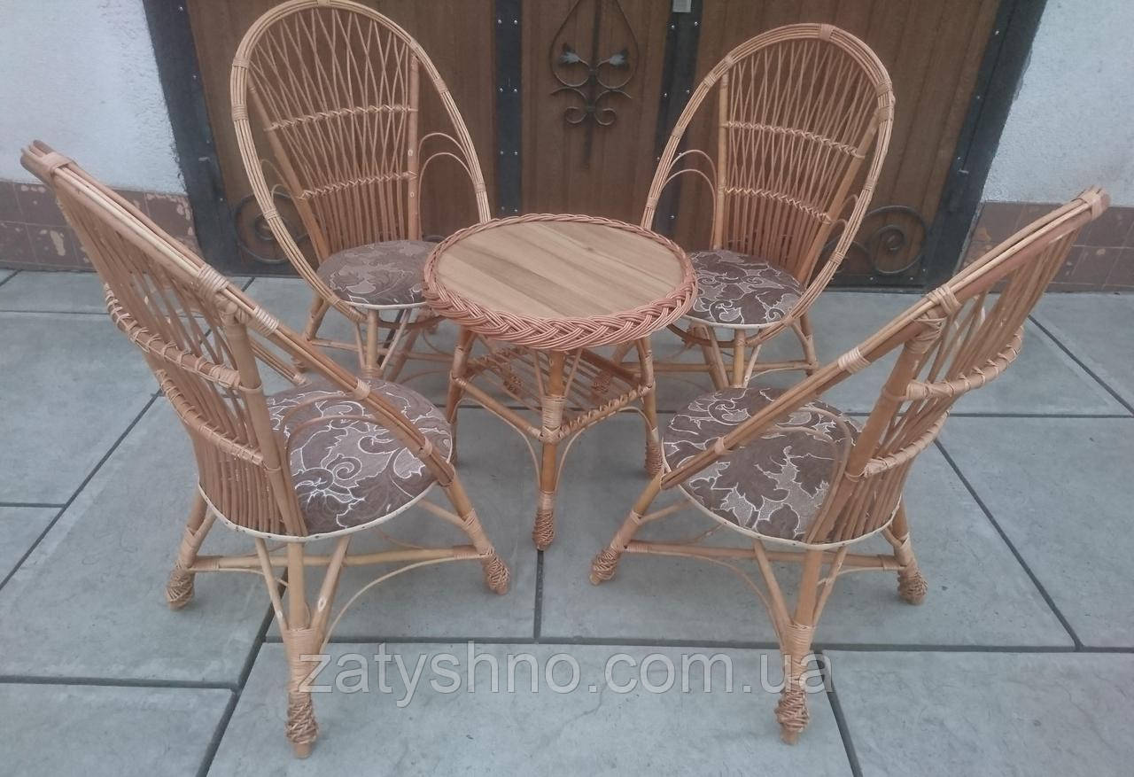 Крісла з м'яким сидінням із круглим столом