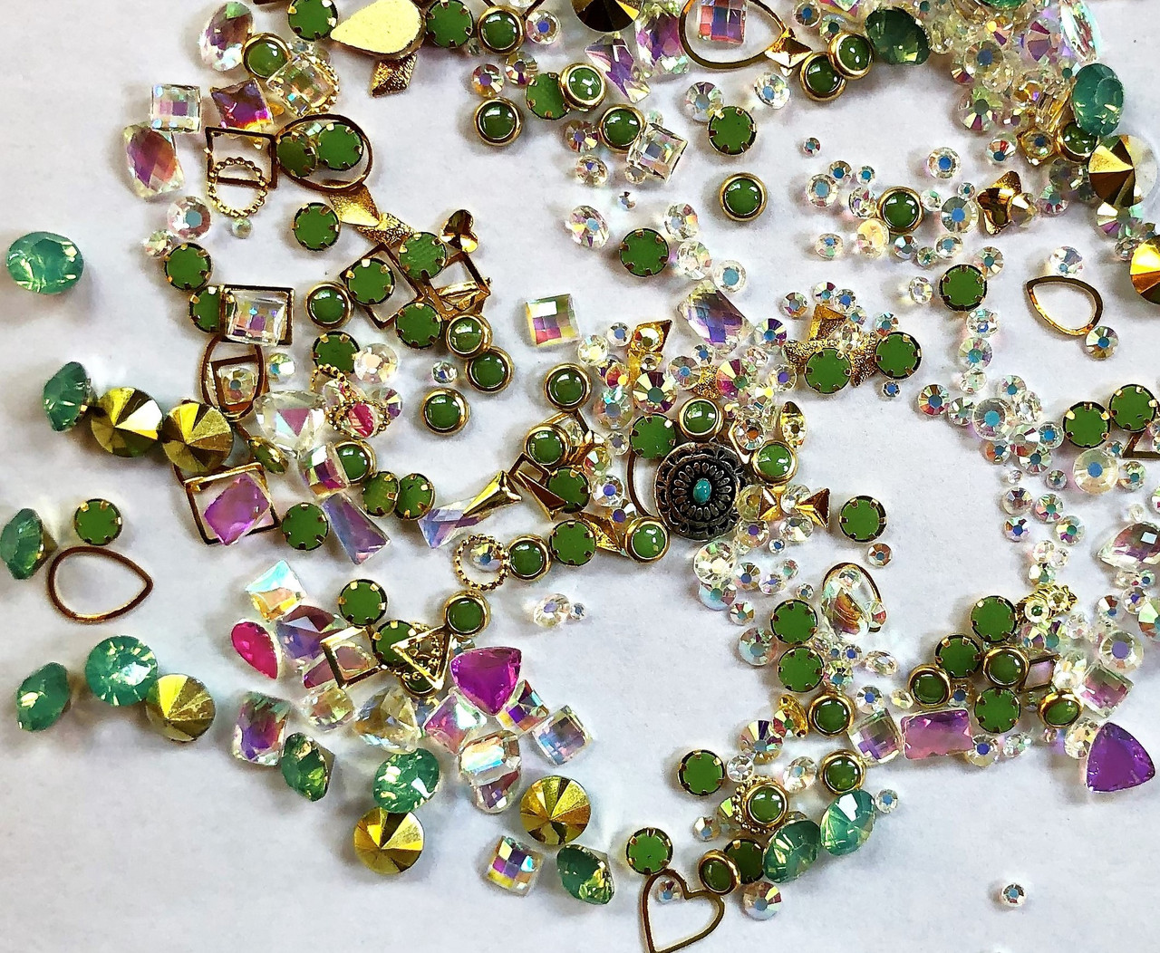 Стрази Swarovski мікс різні розміри і форми + формочки різних форм (1400 шт) АВ , зелені і лілові.