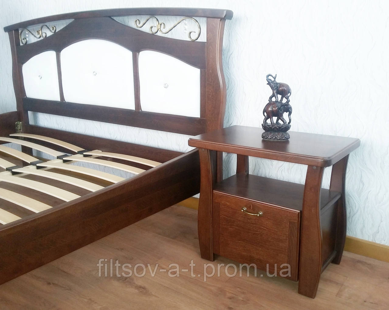Тумбочка приліжкова для спальні з натурального дерева "Грета Вульф" від виробника