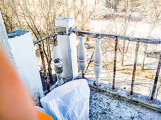 Наглядно о том, почему не надо ставить балюстраду из обычного бетона под покраску! 1