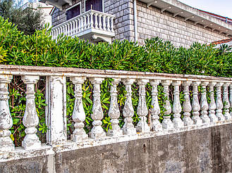 Наглядно о том, почему не надо ставить балюстраду из обычного бетона под покраску! 2