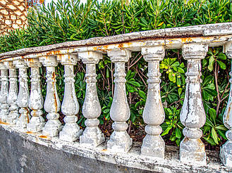 Наглядно о том, почему не надо ставить балюстраду из обычного бетона под покраску! 5