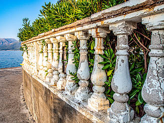 Наглядно о том, почему не надо ставить балюстраду из обычного бетона под покраску! 6