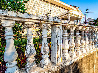 Наглядно о том, почему не надо ставить балюстраду из обычного бетона под покраску! 7