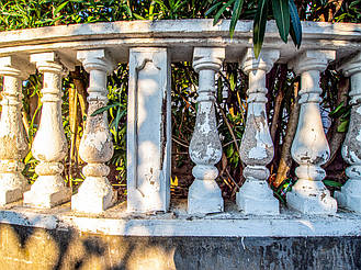 Наглядно о том, почему не надо ставить балюстраду из обычного бетона под покраску! 9