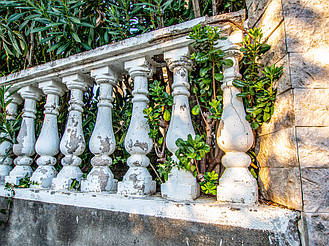 Наглядно о том, почему не надо ставить балюстраду из обычного бетона под покраску! 10