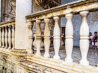 Наглядно о том, почему не надо ставить балюстраду из обычного бетона под покраску! 11