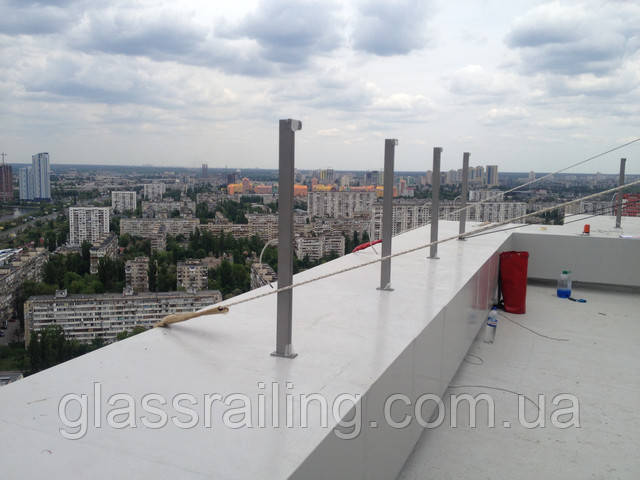 Stoyki nerzhaveyuschie dlya steklyannogo ograzhdeniya