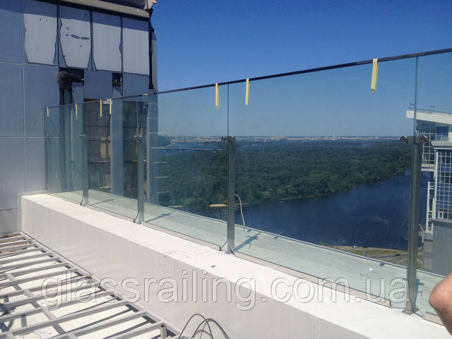 Steklyannoe ograzhdenie terassyi