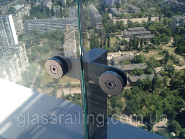 Steklyannoe ograzhdenie terassyi