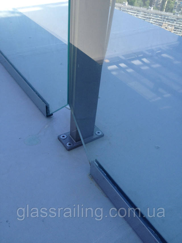 Steklyannoe ograzhdenie terassyi