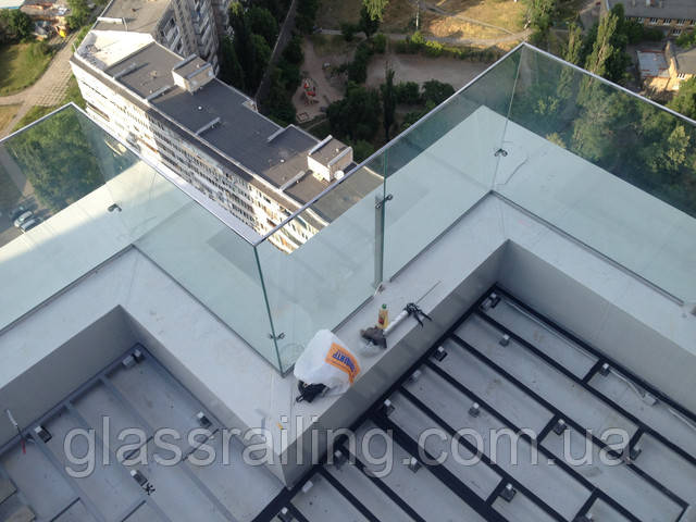 Steklyannoe ograzhdenie terassyi