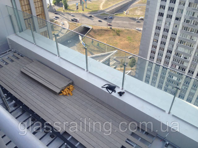 Steklyannoe ograzhdenie terassyi