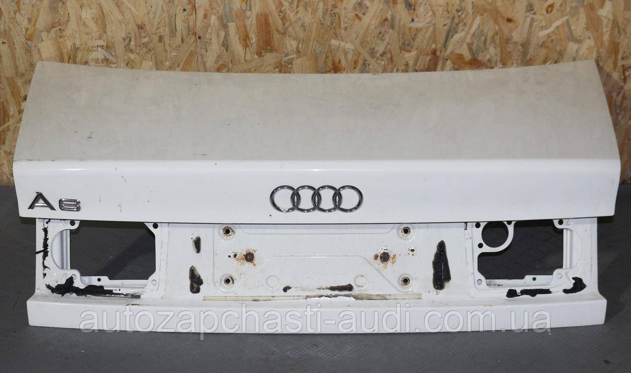 Кришка багажника білого кольору седан Audi 100 A6 C4 91-97г, фото 1