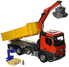 Іграшка BRUDER Самоскид Mercedes Benz Arocs з маніпулятором і палетами 1:16 (03651)