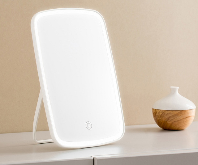 Зеркало для макияжа Jordan Judy LED Makeup Mirror (NV026) на столе