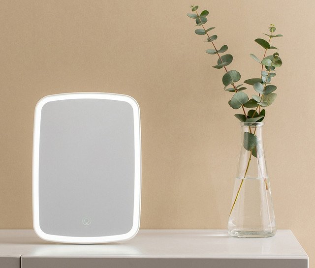 Зеркало для макияжа Jordan Judy LED Makeup Mirror (NV026) на столе в комнате