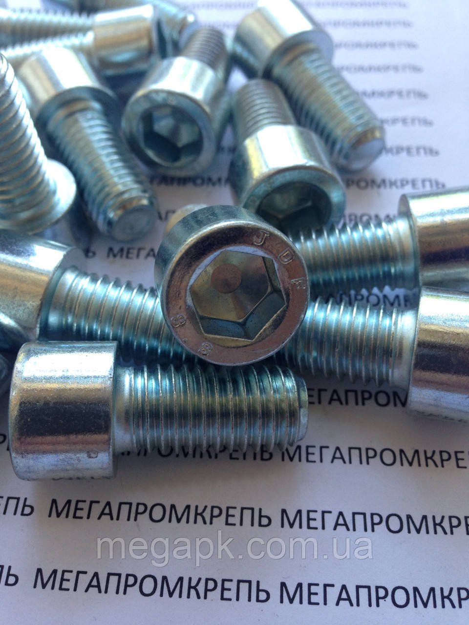Болт із внутрішнім шестигранником DIN 912